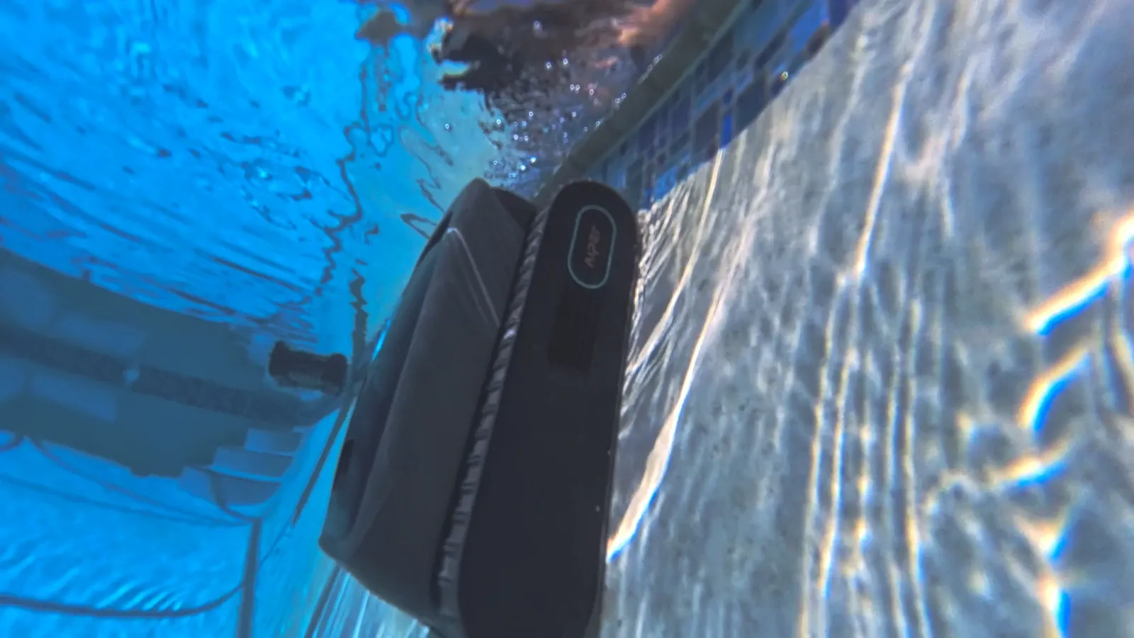 Aiper Scuba v3 climbing pool wall