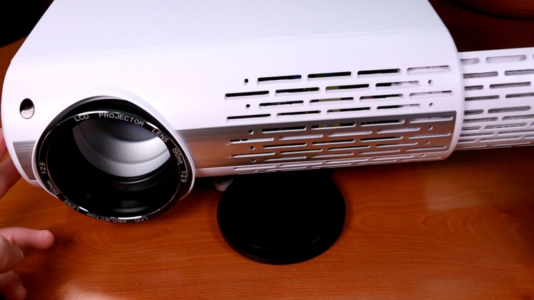 Review of Crenova's XPE660 1080P HD LED projector